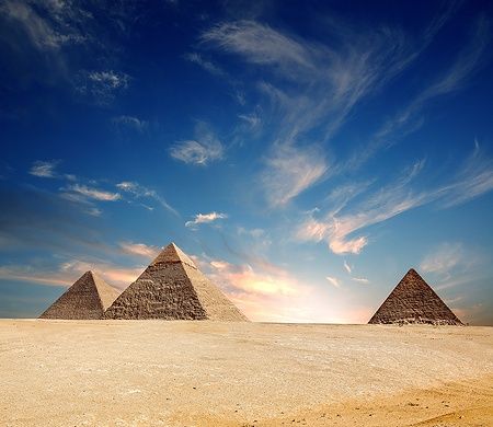 Le piramidi d'Egitto sotto un cielo azzurro e nuvole leggere.