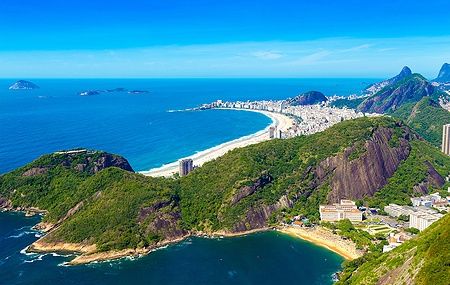 Vista aerea delle spiagge e montagne di Rio de Janeiro, Brasile.