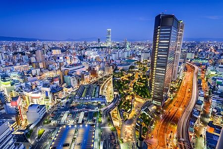Skyline notturno del distretto di Namba a Osaka, Giappone.