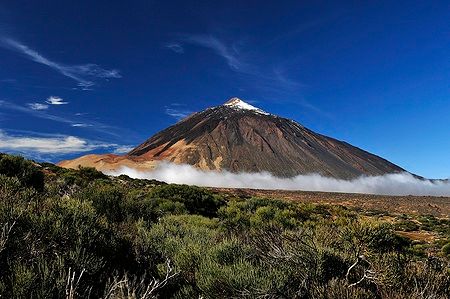 Vista del vulcano Teide innevato con cielo azzurro a Tenerife.