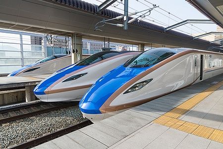 Treni Shinkansen serie E7 alla stazione di Nagano, Giappone.