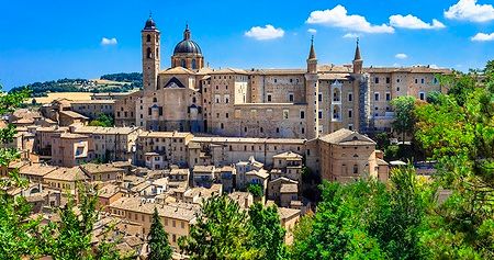 Vista panoramica di Urbino con il Palazzo Ducale, sito UNESCO nelle Marche.