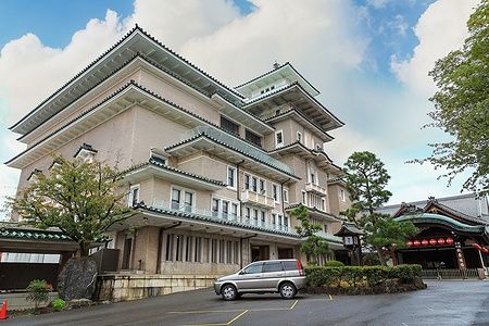 Edificio di Yasaka Hall accanto al Gion Kobu Kaburenjo a Kyoto.