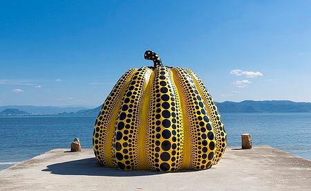 Scultura della zucca gigante di Yayoi Kusama su un molo a Naoshima.