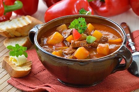 Zuppa di gulasch ungherese con baguette e peperoni