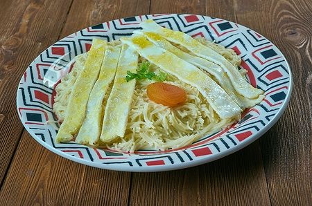 Piatto di Balaleet con vermicelli dolci e uova.