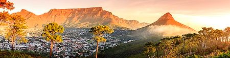 Vista panoramica di Cape Town con Table Mountain e Lions Head al tramonto.