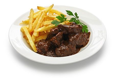 Piatto di carbonade flamande con patatine fritte, tipico della cucina belga.