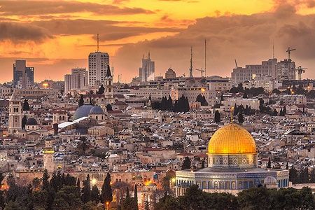 Skyline di Gerusalemme al tramonto con la Cupola della Roccia in primo piano.