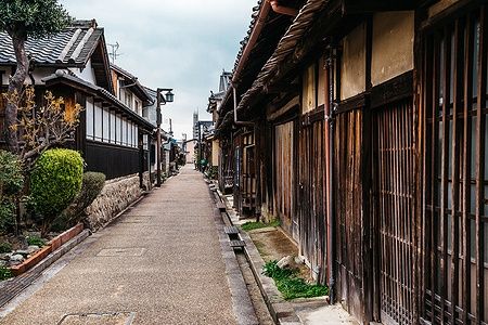 Strada tradizionale di Imaicho con edifici in legno a Nara, Giappone.
