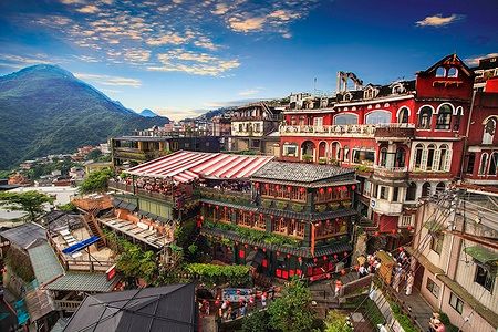 Jiufen, Taipei, con edifici tradizionali e lanterne rosse al tramonto.