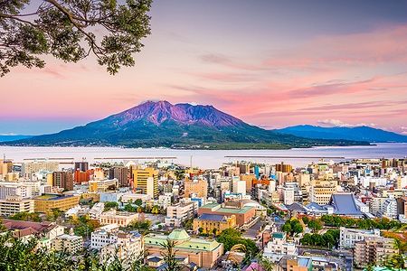 Skyline di Kagoshima con il vulcano Sakurajima al crepuscolo.