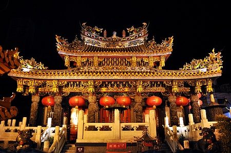 Il tempio Kanteibyo illuminato di notte a Chinatown, Yokohama.