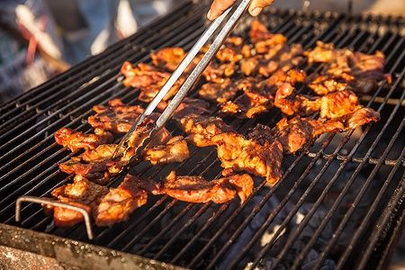Carne di maiale arrosto sul barbecue in Cambogia.
