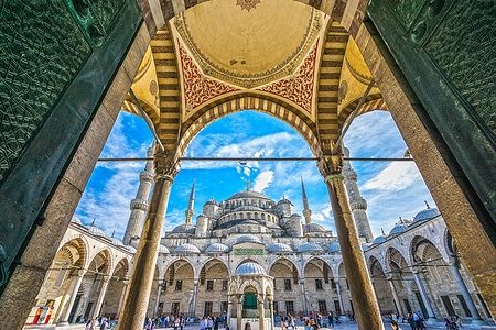 La Moschea Blu a Istanbul con il cielo azzurro e nuvole bianche.
