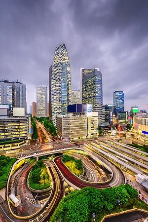 Grattacieli e strade trafficate nel distretto di Nishi-Shinjuku, Tokyo.