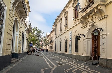 Obispo Trejo Street a Cordoba con edifici storici e persone che passeggiano.
