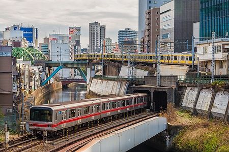 Treni e fiume presso l'incrocio ferroviario di Ochanomizu a Tokyo.