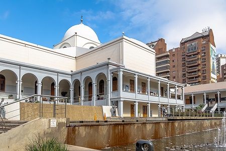 Paseo del Buen Pastor a Cordoba, Argentina con arcate e fontana.