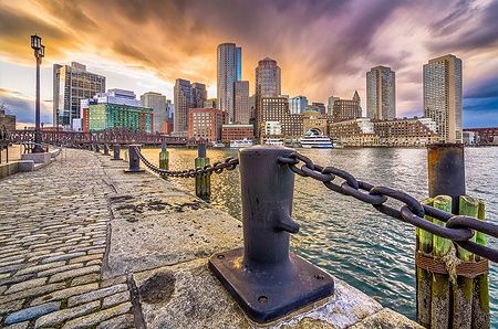 Panorama del porto di Boston al crepuscolo con lo skyline cittadino.