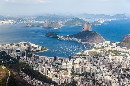 Vista aerea di Rio de Janeiro con il Pan di Zucchero e la città circostante.
