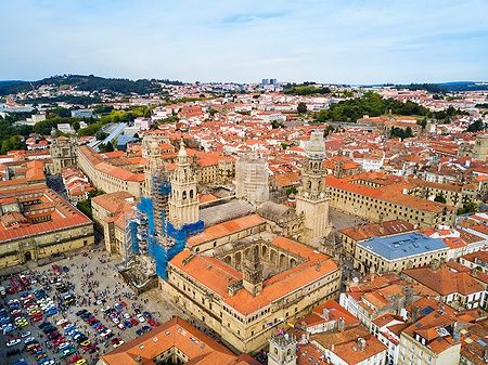 Veduta aerea della Cattedrale di Santiago di Compostela, con tetti e piazza.