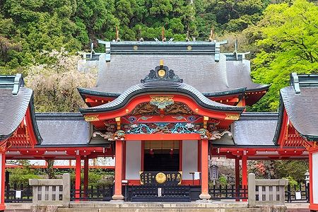 Tempio shintoista in Kirishima, Giappone, circondato da colline verdi.