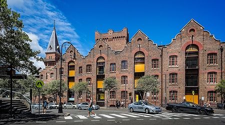 Edificio storico in mattoni rossi a The Rocks, Sydney.