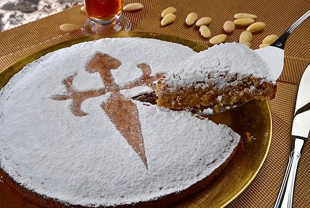 Torta de Santiago con decorazione a croce e zucchero a velo.