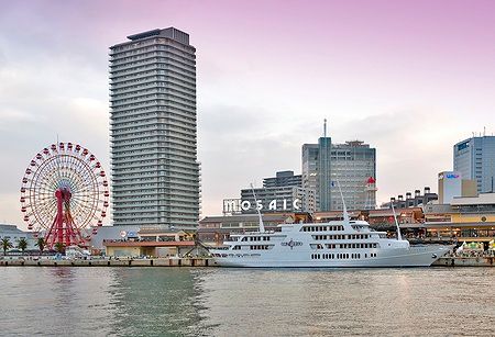 Vista del centro commerciale Umie Mosaic a Kobe con ruota panoramica e nave da crociera Concerto.