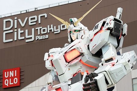 Statua del Gundam unicorno bianco di fronte al Diver City Tokyo Plaza.