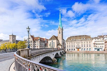 Centro storico di Zurigo con la Chiesa di Fraumünster e il fiume Limmat.
