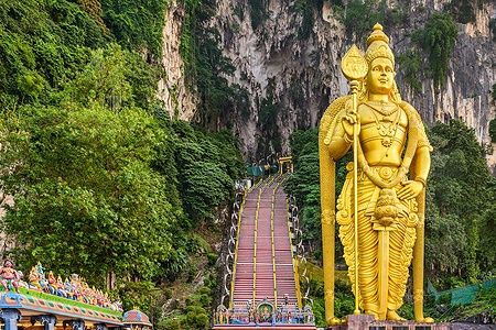 Statua dorata di Lord Murugan all'ingresso delle Batu Caves vicino a Kuala Lumpur.