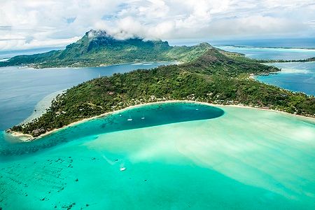 Vista aerea di Bora Bora con acque turchesi e monte Otemanu.