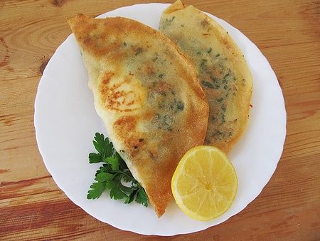 Piatto di brik tunisino con limone.
