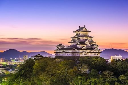Castello di Himeji al sorgere del sole con cielo colorato.