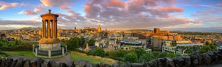 Vista panoramica del Castello di Edimburgo da Calton Hill al tramonto.