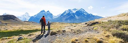 Famiglia che fa escursioni nel Parco Nazionale Torres del Paine, Cile.