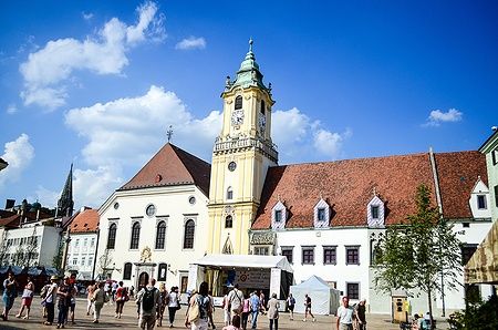 Campanile e persone nella Piazza Principale di Bratislava, Slovacchia.