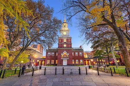 Independence Hall a Philadelphia circondato da alberi in autunno.