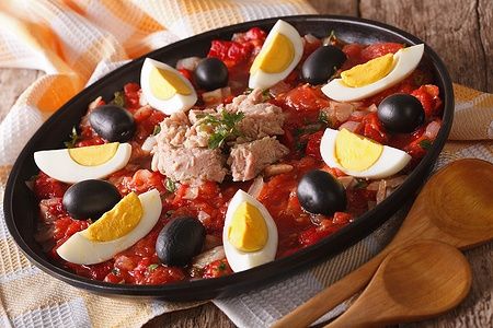 Insalata Mechouia araba con verdure, tonno e uova in primo piano.