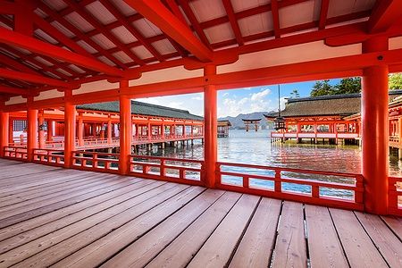 Strutture rosse dell'Itsukushima Shrine che si affacciano sull'acqua a Miyajima.