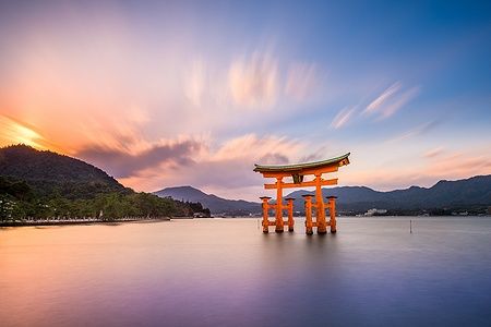 Il torii di Itsukushima a Miyajima, Hiroshima, al tramonto.