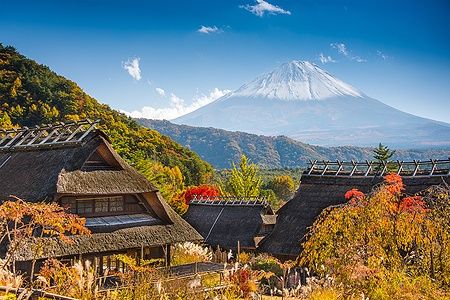 Villaggio Iyashi-no-sato con tetti di paglia e Monte Fuji sullo sfondo.