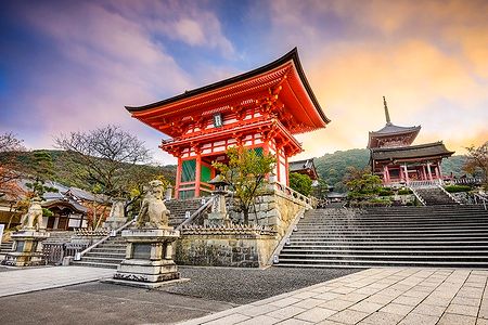 Il tempio Kiyomizu-dera a Kyoto illuminato dal tramonto.