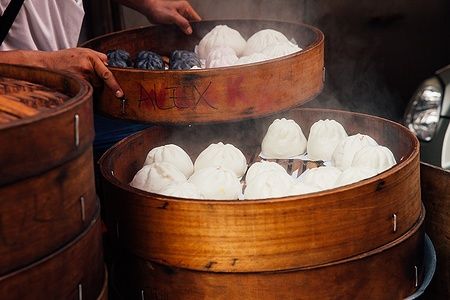 Panini al vapore cinesi in un chiosco di street food a Kuala Lumpur.