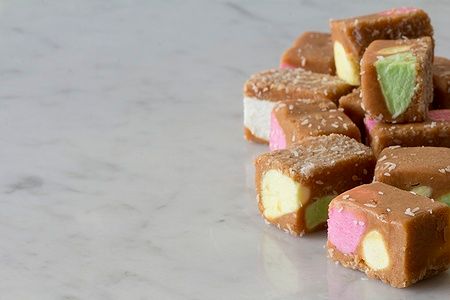 Lolly Cake colorati su un bench di marmo bianco.