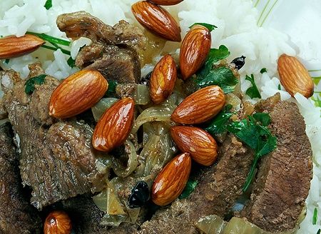Piatto di Mansaf giordano e palestinese con agnello, riso e mandorle.