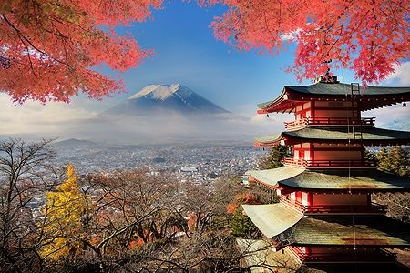 Monte Fuji con colori autunnali e pagoda in Giappone.