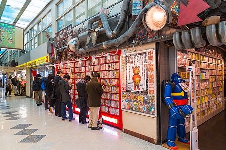 Persone in un negozio di anime e manga a Nakano Broadway, Tokyo.